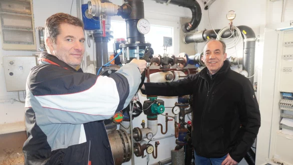 In die Technik im Schiederaner Freibad muss dringend investiert werden, sonst droht ein Ausfall der Filteranlage. Die Betreiber, Frank Erbs (links) und Rolf Stanislawski, freuen sich, dass sie Rückenwind von der Politik bekommen. - © Michaela Weiße