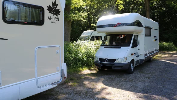 Der Parkplatz der Externsteine wird bereits jetzt regelm&auml;&szlig;ig von Wohnmobilbesitzern genutzt. Die SPD w&uuml;rde gerne einen ausgewiesenen Wohnmobilhafen dort sehen. Foto: Till Sadlowski - &copy; Till Sadlowski