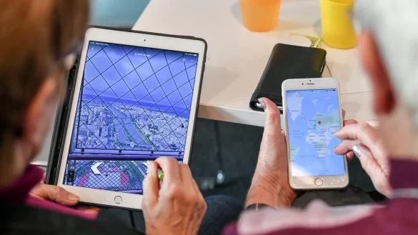 Senioren mit Smartphone - &copy; Foto: Jens Kalaene/dpa-Zentralbild/ZB