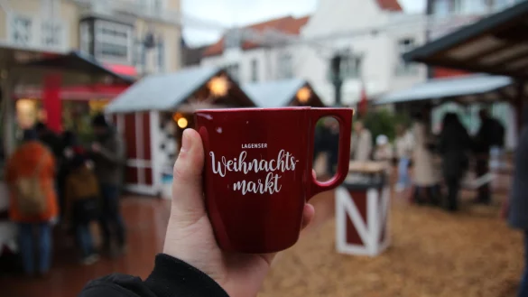 Der Weihnachtsmarkt in Lage kommt bei den Besucherinnen und Besuchern an. - © Madleine Biermann