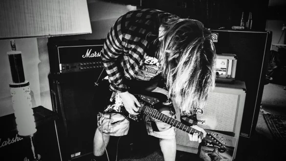 Wie viele Grunge-Merkmale hat unser Fotograf auf dem Bild festgehalten? Zusehen sind ein Karo-Hemd, zerrissene Cargo-Shorts, Skate-Schuhe, eine Fender-Jaguar, eine Alice in CHains-Platte und Zigaretten. - &copy; Bernhard Preuss