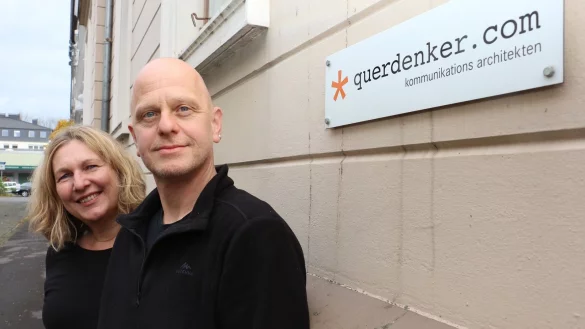 Antje und Hanno Denker haben sich eigentlich nie Gedanken um ihren Firmennamen &bdquo;Querdenker" machen m&uuml;ssen. Seit der Pandemie klingelt allerdings dauernd das Telefon &ndash; und das leider nicht blo&szlig;, weil Kunden Auftr&auml;ge abgeben wollen. - &copy; Janet K&ouml;nig
