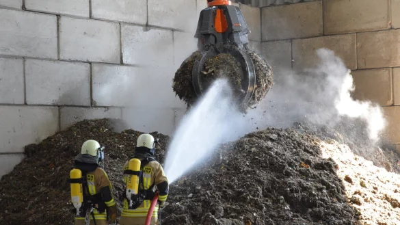 Die Einsatzkr&auml;fte l&ouml;schen den Brand St&uuml;ck f&uuml;r St&uuml;ck und kontrollieren anschlie&szlig;end mit einer W&auml;rmebildkamera. - &copy; Feuerwehr Augustdorf