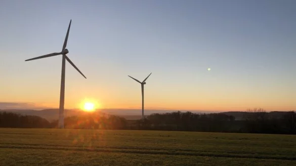 Wenn es dunkel wird, fangen Windräder an zu blinken. Seit Januar muss aber bei bestimmten Anlagen Technik eingebaut sein, die regelt, dass es nur blinkt, wenn sich tatsächlich ein Flugzeug oder Hubschrauber nähert. - © Till Brand