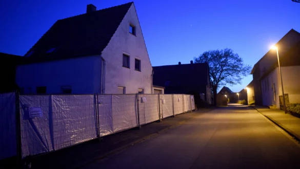Das Wohnhaus des beschuldigten Ehepaares in H&ouml;xter-Bosseborn. Die Eigent&uuml;mer des &laquo;Horror-Hauses&raquo; von H&ouml;xter wollen das Geb&auml;ude nach Abschluss der Ermittlungen abrei&szlig;en lassen. - &copy; dpa