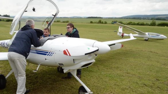 Tauschen sich aus: Landessportbund-Mitarbeiter Michael Stephan (von links) im Gespräch mit Marek Eichhorn und Dario Marr.  

 - © Raphael Bartling