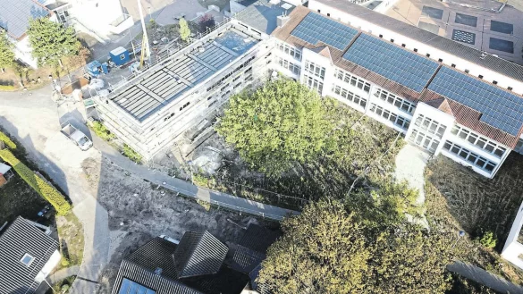 Aus der Vogelperspektive ist der Blick frei auf das neue Verwaltungsgeb&auml;ude der Realschule Augustdorf mit dem Kran dahinter. Es m&uuml;ssen aber noch viele weitere Ma&szlig;nahmen umgesetzt werden. - &copy; Gemeinde Augustdorf