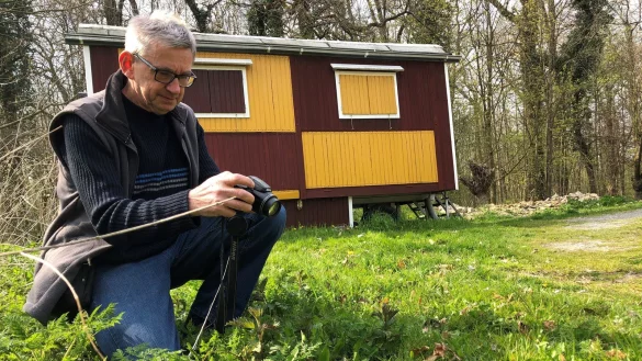 Hans Dudler fotografiert auf dem Gel&auml;nde des Umweltzentrums Heerser M&uuml;hle Schmetterlinge. - &copy; Sven Kienscherf