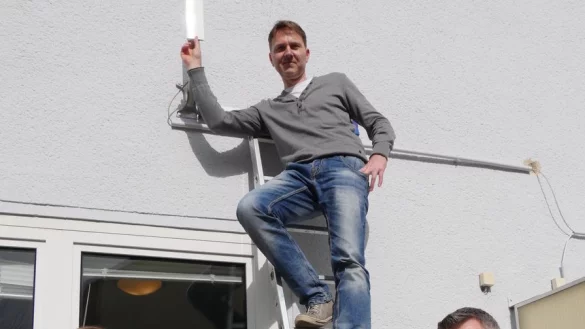 Tabea Beer und Tobias Bockermann vom Arbeiter-Samariter-Bund freuen sich, als Klaus Proppe und Andr&eacute; Uhlstein von Freifunk Detmold das WLAN f&uuml;r das Fl&uuml;chtlingswohnheim in der Adenauerstra&szlig;e in Betrieb nehmen. - &copy; Jost Wolf