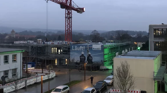 In engen Gro&szlig;stadt-Lagen ist es fast normal, in Lemgo eher ungew&ouml;hnlich: Beim Neubau der Berufspraxisstufe der F&ouml;rderschule am L&uuml;ttfeld steht der Kran im Haus. - &copy; Till Brand