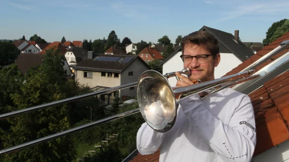 Mats B&ouml;nnemann spielt auf seinem eigenen Balkon. - &copy; Sebastian Lucas