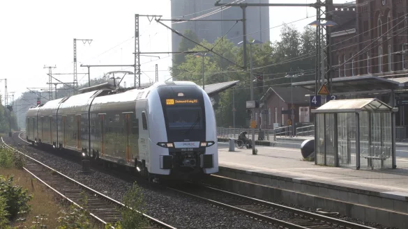 Der neue RRX-Zug, hier bei seiner Premierendurchfahrt im Warburger Bahnhof, beschleunigte in 72,5 Sekunden auf 160 km/h. - &copy; Herrmann Ludwig