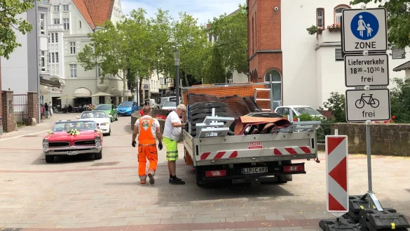Mitarbeiter der Stadt stellen Schilder zum Start des Verkehrsversuchs an der Steege auf. - &copy; Archiv: Thomas Reineke