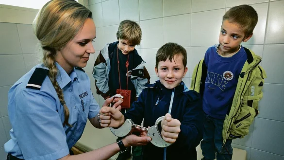 Ist ja alles nur Spa&szlig;: Kommissar-Anw&auml;rterin Marlena Melcher legt Florian Handschellen an. Bastian (l.) und Cedric schauen zu. - &copy; Barbara Franke
