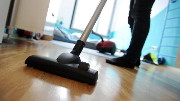 Staubsaugen - &copy; Foto: Tobias Hase/Symbolbild