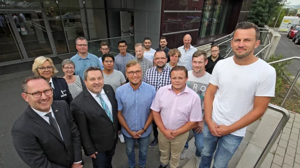 Zivilcourage bewiesen: DRK-Kreisgesch&auml;ftsf&uuml;hrer Klaus-J&uuml;rgen Wolf, Polizeidirektorin Margit Picker (von links) und Landrat Dr. Axel Lehmann (vorn, Zweiter von links) mit den geehrten Lippern (von links): Sigrid Radula, J&ouml;rg Sprick, Christian Engels, Martin-Johannes Kirchhoff, Juan-Fernando Knaak, Viktor Krieger, Matthias Kopp, Yasin Isik, Alexej M&uuml;ller, Huner Murad, Christiane Spieker-Ortmeier, Andreas M&uuml;ller, Michael Borgst&auml;dt, Vitali Klassen, Peter M&uuml;ller und Oleg Mast. - &copy; Bernhard Preuss