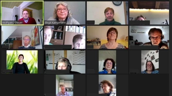 Bei der Videokonferenz erlaubt die Technik kein gemeinsames Singen, aber die LeoAmseln freuen sich dennoch &uuml;ber das Wiedersehen nach langer Zeit. Einen Zuh&ouml;rer (2. von oben, rechts) hatten sie auch. - &copy; Screenshot Birgit Kampmann