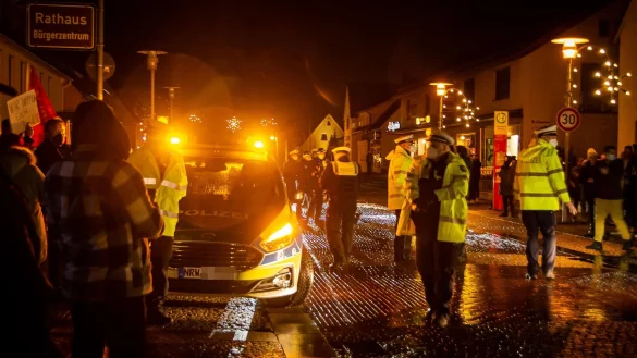 Vor dem Rathaus haben sich am Donnerstagabend rund 90 Impf-Kritiker zu einem sogenannten Spaziergang getroffen. Zeitgleich fand eine Gegen-Demonstration statt. Die Polizei war mit mehreren Einsatzkräften vor Ort. - © Raphael Bartling