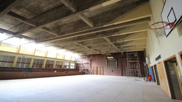 Ein Foto von der Sanierung der kleinen Turnhalle in Hohenhausen von April 2017.&nbsp; - &copy; Jens Rademacher