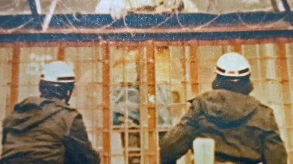 Bei der Schlacht um Grohnde wollten Aktivisten das Gel&auml;nde besetzen, das f&uuml;r den Bau des Atomkraftwerks vorgesehen war. Die Polizei hielt mit Absperrungen dagegen - und mit Tr&auml;nengas. - &copy; Sammlung Gelderblom