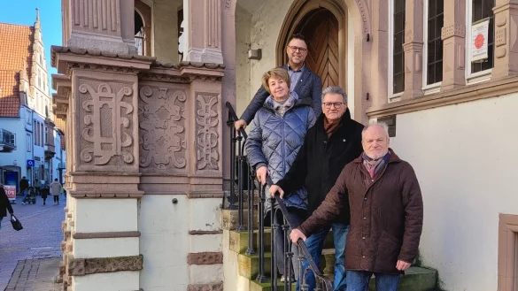 Wollen Menschen zusammenbringen: Herbert Fischer (von unten), Ismael Aytekin, Vlada Safraider vom Generationenbeirat mit Hendric Schwär-Fröhlich von der Stadt. - © Katrin Kantelberg
