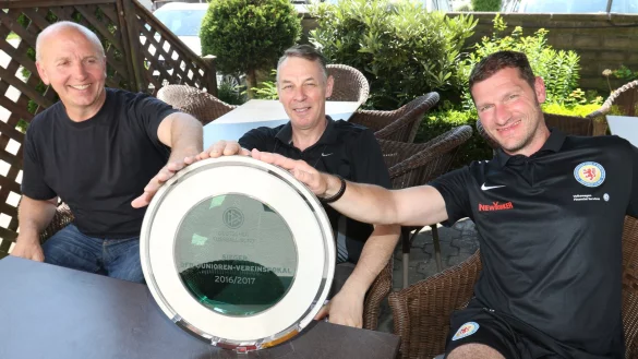 Da ist das Ding: Braunschweigs Trainer Sascha Eickel pr&auml;sentiert zusammen mit Ralf Hermeier (Mitte, Inhaber &bdquo;Zum Stillen Eck") und Charly Precht (Ph&ouml;nix-Sport-Service) die Troph&auml;e, die die Eintracht f&uuml;r den Gewinn des DFB-Vereinspokals erhalten hat. - &copy; Oliver K&ouml;nig