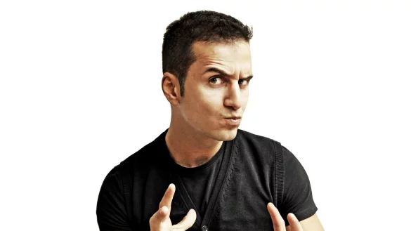 Neuer Stern am Comedyhimmel: Özcan Cosar begeisterte auch sein Publikum im Lügder Klostersaal. - © Pilaupictures