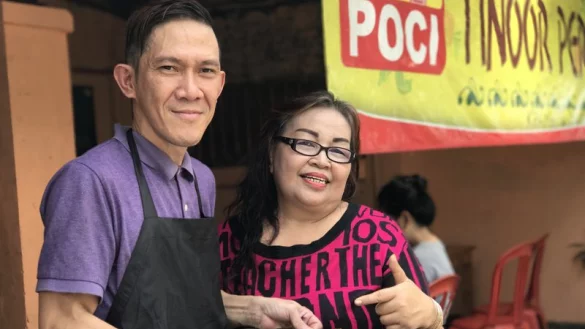 Koch Michael&nbsp;Kenzo und Restaurant-Inhaberin Jennie Porung stehen am in&nbsp;Jakarta vor dem&nbsp;Restaurant&nbsp;&laquo;Tinoor Permai&raquo;, in dem Hundefleisch serviert wird. - &copy; Christoph Sator/dpa