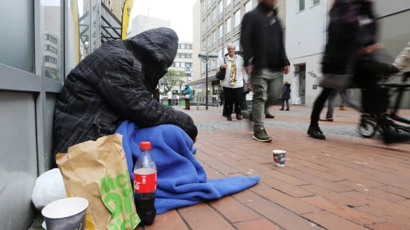 Ein Obdachloser in der Dortmunder Innenstadt. Das Armutsrisiko in Deutschland ist so hoch wie seit vielen Jahren nicht mehr. - &copy; Ina Fassbender/dpa