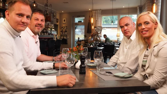 Gemeinsam fachsimpeln sollten sie nur vor der Kamera: Jan Diekjobst vom Detmolder Hof, Stephan B&uuml;ker vom Landhaus Begatal, Marko Werner vom Forstfrieden und Linda Schirmacher vom Parkhotel Surenberg warten hier aufs Essen. Foto: Good Times Produktionsgesellschaft - &copy; Marianne Schwarzer(LZ)