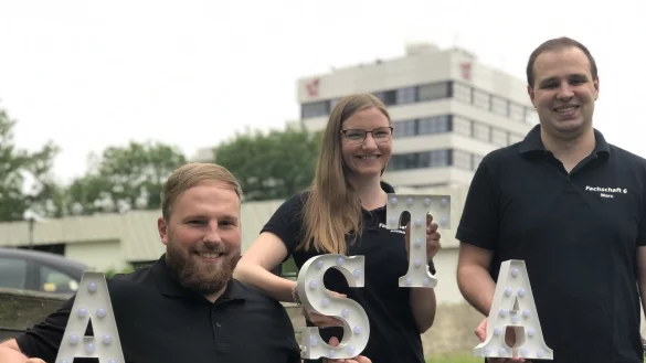 Trotz aller Misslichkeiten der vergangenen Corona-Semester k&ouml;nnen die Studenten (von links) Ken Egdorf, Annika Schleupner und Marc Blomeier noch lachen. Sie hoffen auf ein relativ normales Wintersemester 2021/22. - &copy; Till Brand