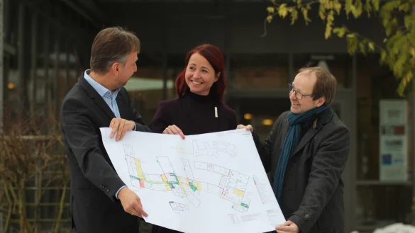 Gro&szlig;e Pl&auml;ne: Markus Rempe (Vorstand der Bildungsgenossenschaft Lippe Bildung), Jana Fischer vom Technischen Geb&auml;udemanagement des Kreises Lippe und der Eigenbetriebsleiter Schulen, Klaus Kuhlmann (von links), blicken auf die bevorstehenden Arbeiten im HBZ. - &copy; Till Brand