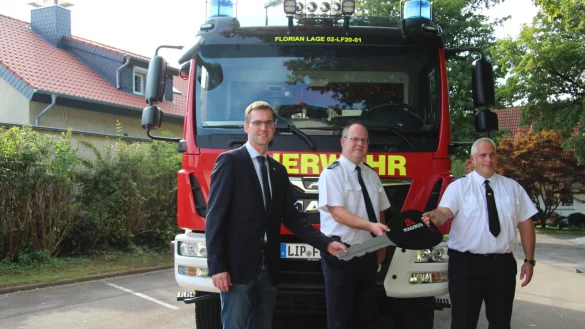 B&uuml;rgermeister Matthias Kalkreuter ( von links) &uuml;bergibt den symbolischen Schl&uuml;ssel an den Lagenser Feuerwehrchef Benjamin Brinkmeyer und den Abteilungsleiter in Heiden Carsten Drewes. - &copy; Nadine Uphoff