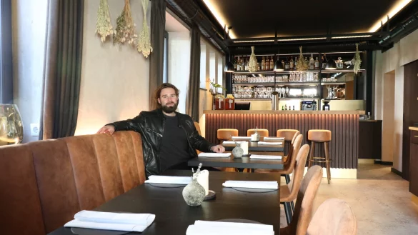 Daniel Clemens Fischer sitzt in seinem kleinen Restaurant "Porte Neuf" an der Woldemarstra&szlig;e. - &copy; Alexandra Schaller