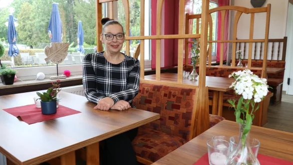 Sabine-Martina Galouo-Auyilaborth sitzt im Gastraum des &bdquo;Family & Friends". - &copy; Alexandra Schaller