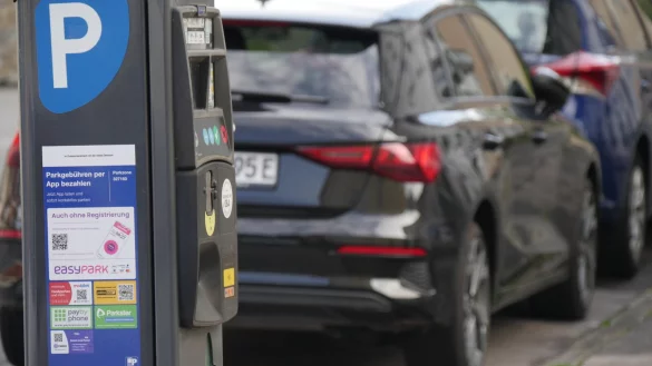 Diverse Anbieter erm&ouml;glichen in Detmold die Bezahlung der Parkgeb&uuml;hren per Handy. Fahrzeuge mit E-Nummernschild parken kostenlos - egal, ob sie echte Elektroautos oder Hybrid-Fahrzeuge sind. - &copy; Jost Wolf