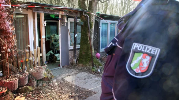Die Polizei durchsucht die Baracke des Serient&auml;ters Andreas V. auf dem Campingplatz &bdquo;Eichwald" in L&uuml;gde-Elbrinxen. Mittlerweile ist die H&uuml;tte und das komplette Areal abgerissen. Der Dauercamper ist wegen hundertfachen Missbrauchs verurteilt worden. - &copy; Archivfoto: Bernhard Preuss