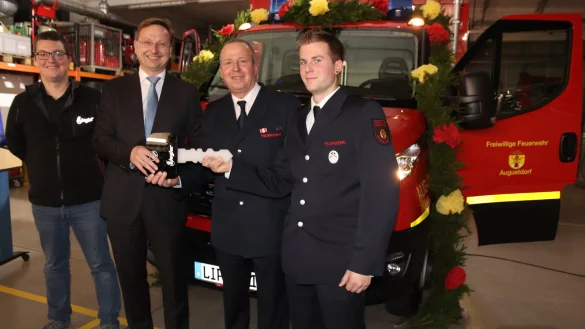 Der symbolische Schl&uuml;ssel wanderte von einer Hand in die n&auml;chste. Von links: Rainer Peitz, Vertreter der Herstellerfirma, Fahrzeugf&uuml;hrer Jannik Maas, B&uuml;rgermeister Andreas Wulf und Wehrf&uuml;hrer J&ouml;rg Diekmann. - &copy; Knut Dinter