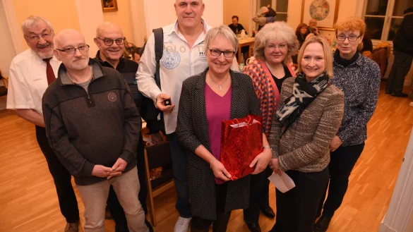 Geehrte v.l.: Norbert Kautt (Organisator), Uwe Edelhoff (70), Schatzmeister Uwe Matthee, Giovanni Amato (25), Ina M&uuml;sse (70), Heidi Vogels&auml;nger (25 aber eigentlich schon letztes Mal), Vorsitzender Maria Prinzessin zur Lippe, GSF Marion Leimann-Freyling - &copy; Nicole Ellerbrake