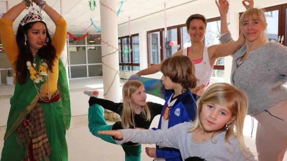 Und so geht es: Anuttara (links) sowie Janna (6), Marvin (7), Maike Czieschowitz, Annelie (8) und Sonja Rakow (von links) bei einer gemeinsamen Yogaübung. - © Guntmar Wolff