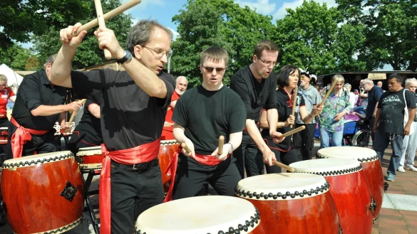 Schlagfertig: Die Gruppe &bdquo;Yondaiko" aus Detmold spielte auf dem Jahresfest gro&szlig;e Taiko-Trommeln aus Asien. - &copy; Nicole Ellerbrake