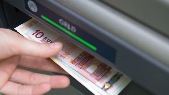 Keine Geb&uuml;hren f&uuml;rs Geldabheben - &copy; Foto: Andrea Warnecke/dpa-tmn