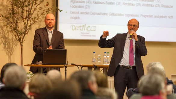 Stefan Fenneker (links) und Bürgermeister Rainer Heller sprechen vor den Bürgern. - © Torben Gocke