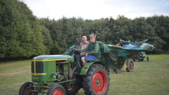 Tanz der Schwergewichte: Auch das Trecker-Ballett im Kreis Herford war eine Aktion im l&auml;ndlichen Raum, die das Theaterlabor Bielefeld mit  Hilfe von F&ouml;rdergeldern initiierte. - &copy; Tom Dombrowski