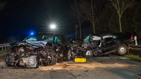 Beide Autos wurden durch die Wucht des Aufpralls stark demoliert. - &copy; FreitagTV