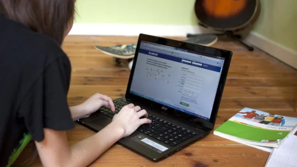 Hochladen von Fotos - &copy; Foto: Silvia Marks/dpa