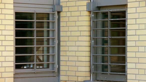 Geschlossene Klinik: Zwei vergitterte Fenster des Ma&szlig;regelvollzugs des Landeskrankenhauses Bernburg. Der Demenzkranke in Herford soll in eine solche Einrichtung eingewiesen werden. - &copy; picture alliance / dpa