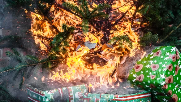 Eine große Gefharenquelle: Blitzschnell breitet sich der Brand eines Weihnachtsbaums auf das ganze Zimmer aus. Auch die Geschenke werden ein Raub der Flammen.  - © picture alliance / dpa