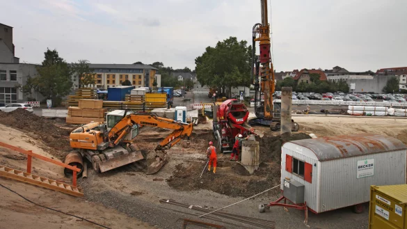 Mit diesem Bohrer werden am Bahndamm die Bohrpfähle für die Fundamente des Wärmespeicherturms gesetzt. - © Vera Gerstendorf-Welle