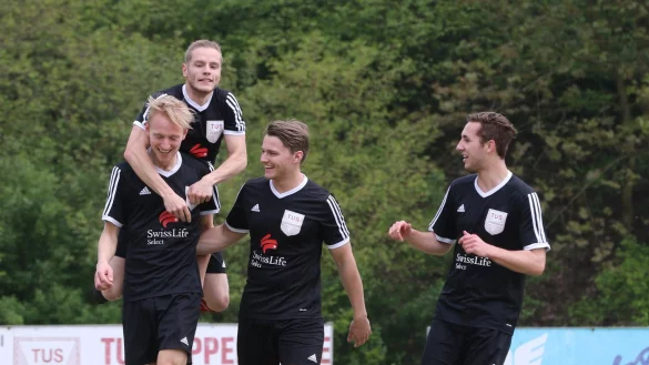 Huckepack: Lipperreihes Robin Habigtsberg springt dem Torschützen Christian Gruschizki auf den Rücken. - © Oliver König